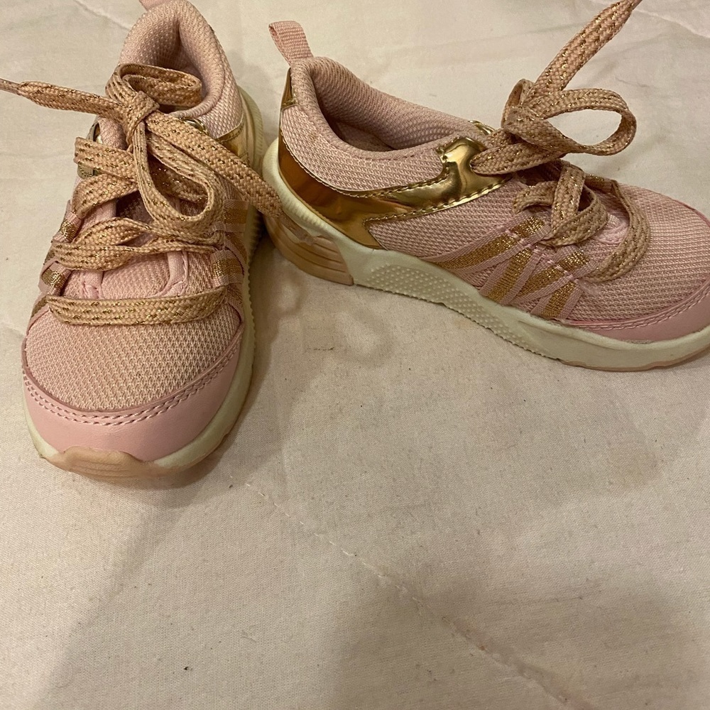 Oshkosh B’gosh Sneakers size 7 (FL)